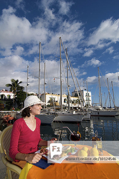 Frau an Tisch in Restaurant in Puerto Mogan  Gran Canaria  Kanarische Inseln  Spanien  Europa
