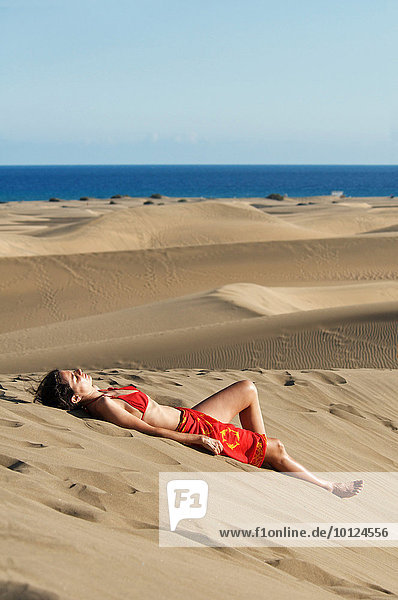 Frau in den Sanddünen von Maspalomas  Gran Canaria  Kanarische Inseln  Spanien  Europa
