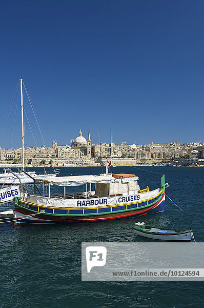 Ausflugsboote für Hafenrundfahrten mit Blick von Sliema nach Valletta  Malta  Europa