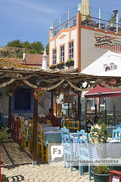 Straßencafe in Alvor  Algarve  Portugal  Europa