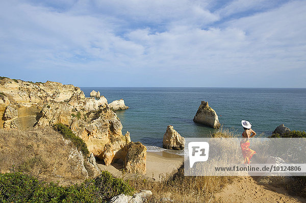 Frau mit Blick auf Paria dos Tres Irmaos  Algarve  Portugal  Europa