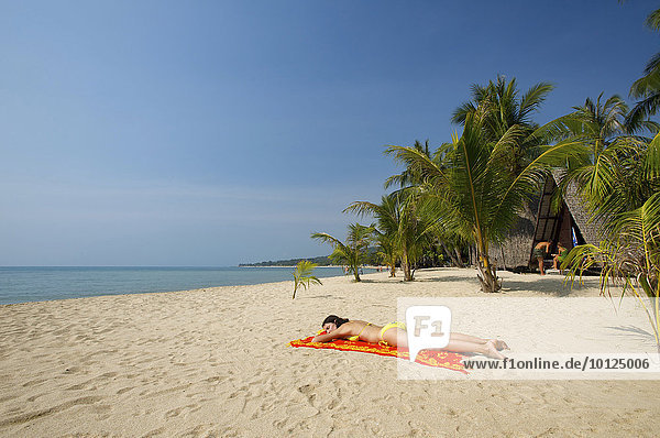 Frau am Strand  Strandhütten am Lamai Beach  Insel Ko Samui  Thailand  Asien