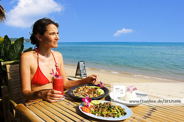 Frau und typisches thailändisches Essen in einem Strandrestaurant  Thailand  Asien