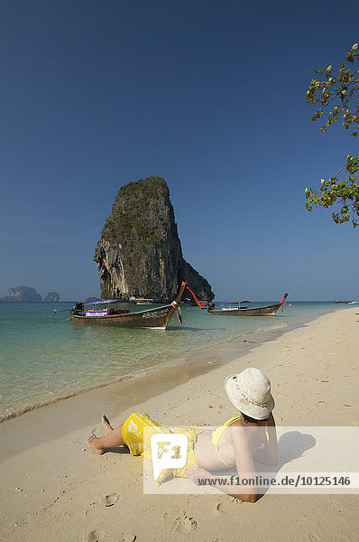 Frau am Laem Phra Nang Beach  Krabi  Thailand  Asien