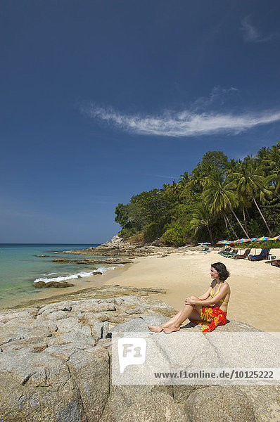Frau am Surin Beach  Insel Phuket  Thailand  Asien