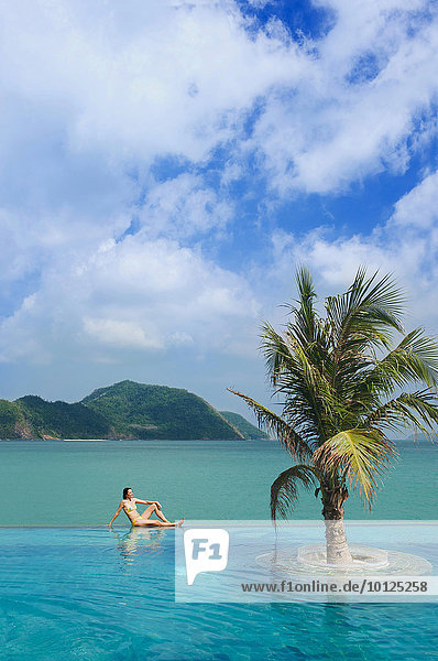 Frau am Pool  Evason Six Senses Spa Resort  Phuket  Thailand  Asien