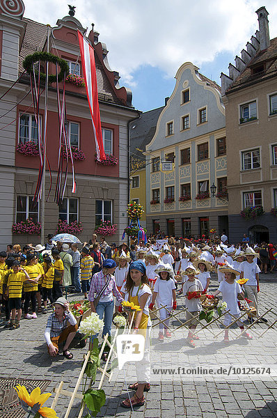 Kinderfest auf dem Marktplatz in Memmingen  Allgäu  Bayern  Deutschland  Europa
