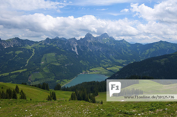 Blick vom Neunerköpfle auf Haldensee  Gimpel  Rote Flüh  Tannheimer Tal  Allgäu  Tirol  Österreich  Europa
