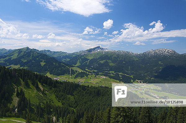 Blick von der Kanzelwand ins Kleinwalsertal  Allgäu  Vorarlberg  Österreich  Europa