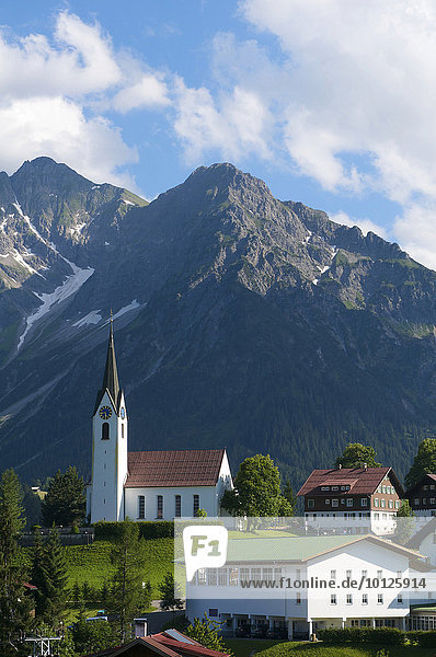 Hirschegg im Kleinwalsertal mit Elferkopf und Zwölferkopf  Allgäu  Vorarlberg  Österreich  Europa
