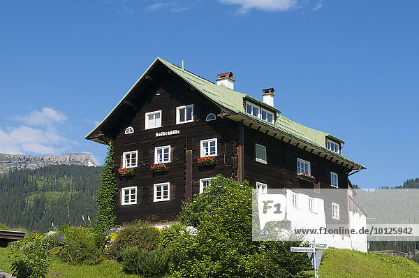 Haus bei Riezlern im Kleinwalsertal mit Blick auf Hohen Ifen  Allgäu  Vorarlberg  Österreich  Europa