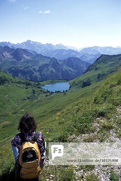 Wanderin mit Blick auf Seealpsee  Laufbacher Eck-Weg  Nebelhorn  Oberstdorf  Allgäu  Bayern  Deutschland  Europa