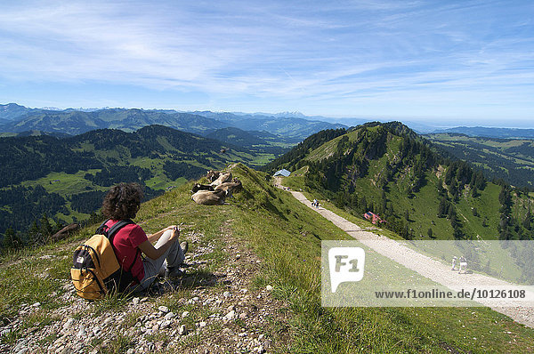 Wanderin  Hochgrat bei Oberstaufen  Blick nach Westen  Allgäu  Bayern  Deutschland  Europa