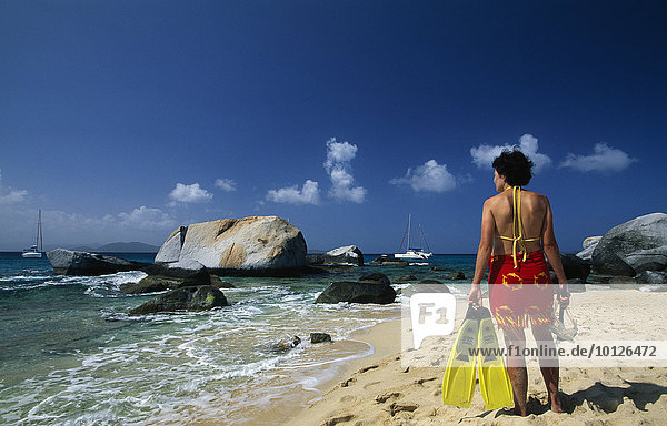 Frau mit Schnorchelausrüstung am Strand  The Baths auf der Insel Virgin Gorda  Britische Jungferninseln  Karibik  Nordamerika