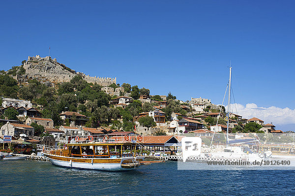 Burg und Ausflugrestaurants Kale  Simena  Lykien  türkische Südküste  Türkei  Vorderasien  Asien