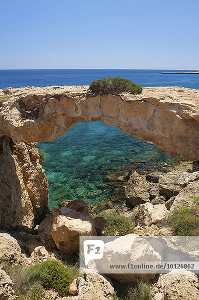 Felsbogen am Cap Greco bei Agia Napa  Südzypern  Zypern  Europa