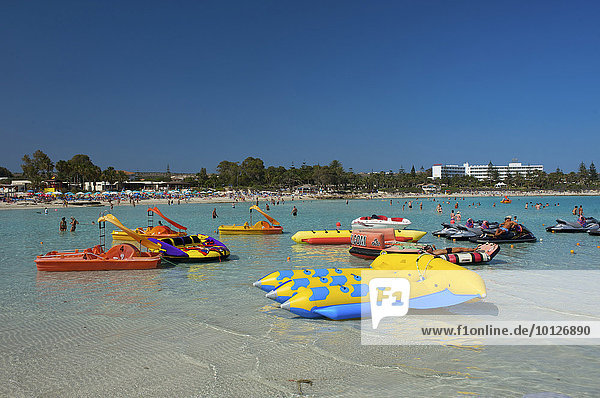 Diverse Boote am Strand  Nissi Beach  Agia Napa  Südzypern  Zypern  Europa