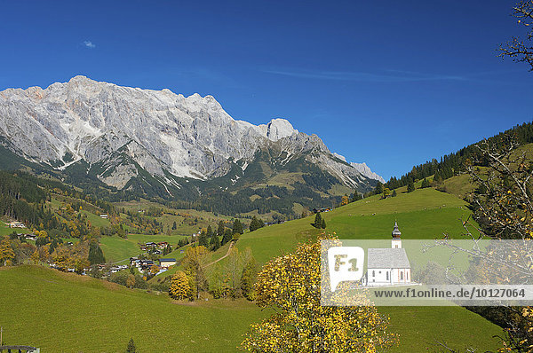 Dientener Tal mit Kapelle vor dem Hochkönig  Pinzgau im Salzburger Land  Österreich  Europa