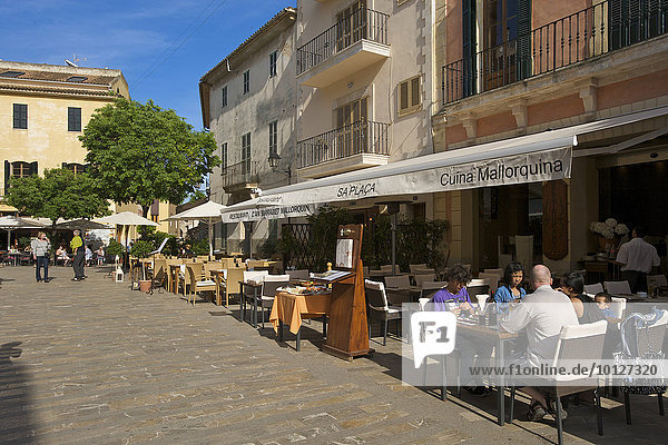 Café  Restaurant in der Altstadt von Alcudia  Mallorca  Balearen  Spanien  Europa