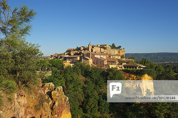 Ockerfelsen mit der Altstadt  Roussillon  Provence  Region Provence-Alpes-Côte d?Azur  Frankreich  Europa