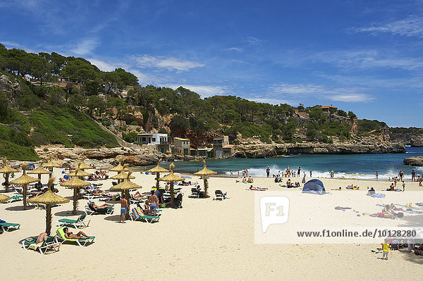 Urlauber am Strand in der Bucht Cala Llombards  Cala Llombards  Santanyi  Mallorca  Balearen  Spanien  Europa