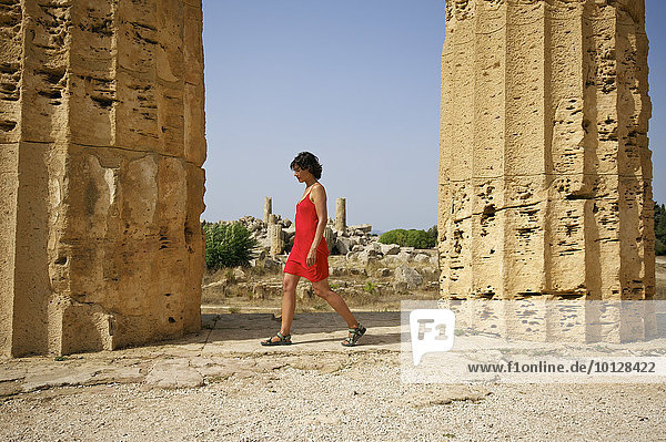 Frau geht zwischen Säulen von Tempel E  Tempel der Hera  Selinunt  Trabant  Sizilien  Italien  Europa