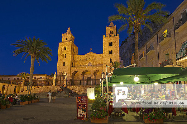 Restaurants an der Piazza Duomo am Abend  hinten die Kathedrale Santissimo Salvatore  Cefalù  Provinz Palermo  Sizilien  Italien  Europa