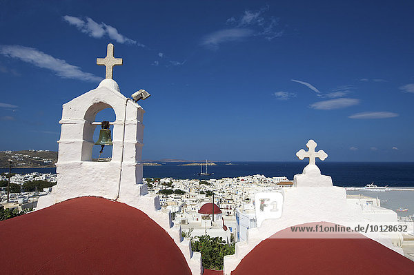 Kapelle mit Ausblick auf Mykonos Stadt  Mykonos  Kykladen  Griechenland  Europa