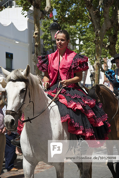 Frau auf Pferd  Wallfahrt Romario de San Isidor in Nerja  Costa del Sol  Andalusien  Spanien  Europa