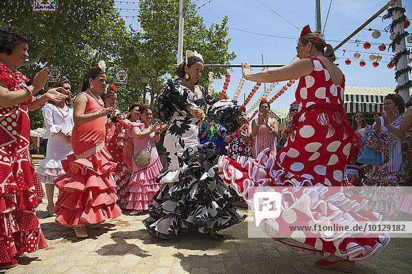 Flamencotänzerinnen bei der Feria de Abril,  Sevilla,  Andalusien,  Spanien,  Europa