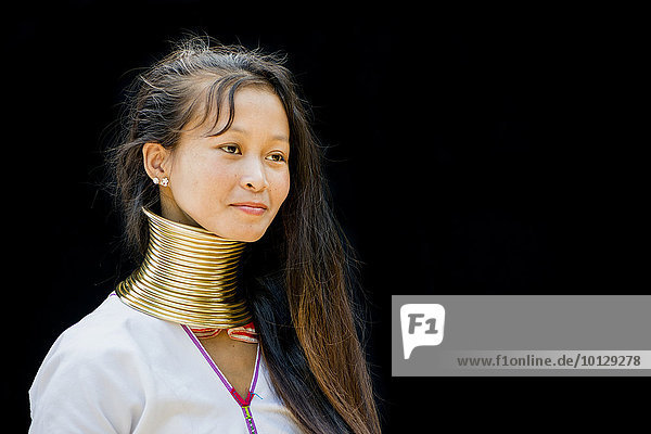 Junge Frau vom Bergvolk der Padaung frisiert ihr Haar  Chiang Mai  Thailand  Asien