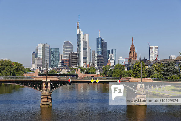 Skyline mit Dom  Ignatz-Bubis-Brücke über den Main  Frankfurt am Main  Hessen  Deutschland  Europa