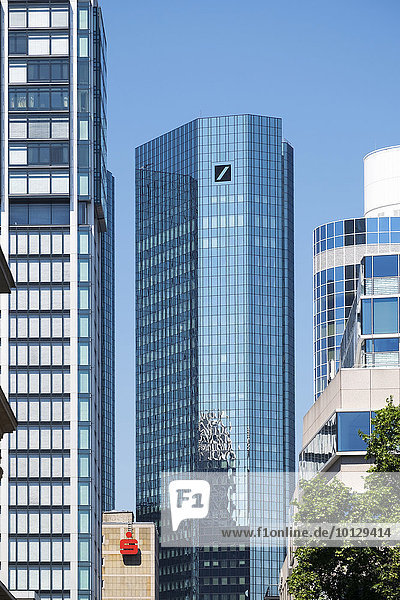 Deutsche-Bank-Hochhaus und Zeichen der Sparkasse  Frankfurt am Main  Hessen  Deutschland  Europa