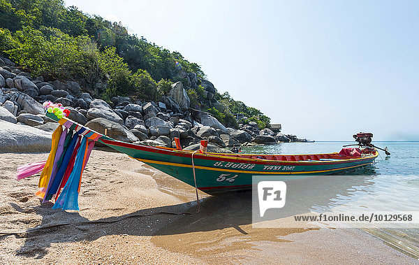 Angelegtes Longtail-Boot am Strand  türkises Meer  Insel Koh Tao  Golf von Thailand  Thailand  Asien