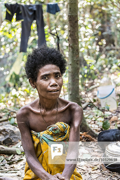 Frau der Orang Asil sitzt im Dschungel  Portrait  Ureinwohner  indigenes Volk  tropischer Regenwald  Nationalpark Taman Negara  Malaysia  Asien