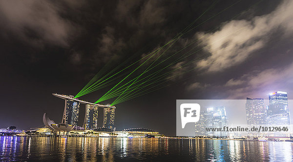 Laser-Show am Marina Bay Sands Hotel mit Innenstadt  Finanzviertel bei Nacht  Singapur  Asien