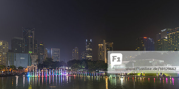 Lichtershow mit Wasser  Lake Symphonie im City Park  Hochhäuser  Zentrum  City Centre  Kuala Lumpur  Malaysia  Asien