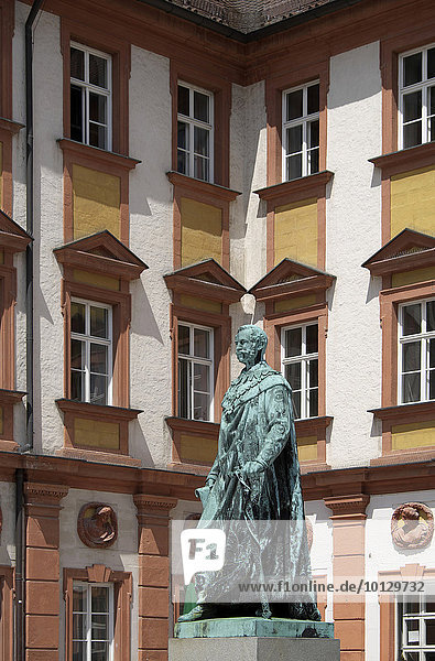 Standbild Maximilian II. König von Bayern  Altes Schloss  Bayreuth  Oberfranken  Bayern  Deutschland  Europa