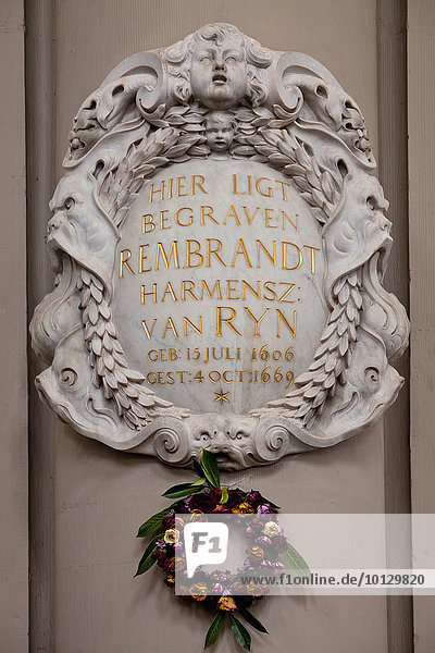 Gedenktafel für den Maler Rembrandt van Rijn  protestantische Kirche Westerkerk  Amsterdam  Nordholland  Niederlande  Europa