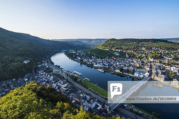 Ausblick auf Traben-Trarbach mit der Mosel  Moseltal  Rheinland-Pfalz  Deutschland  Europa