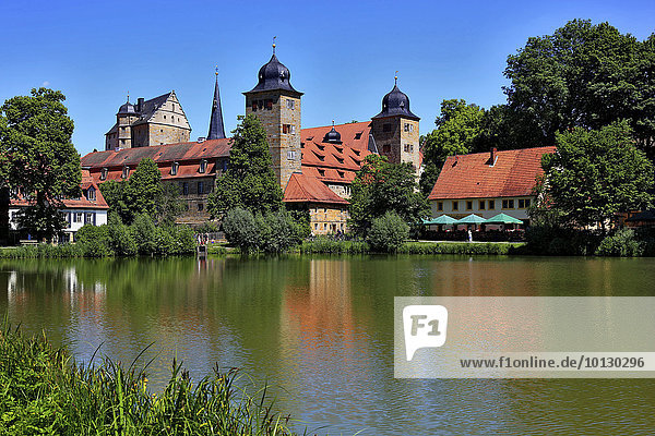 Schloss Thurnau mit dem Schloßweiher Oberfranken Bayern Deutschland Europa