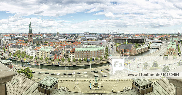Blick von Schloss Christiansborg  dänisches Parlament  Folketinget  Kopenhagen  Dänemark  Europa