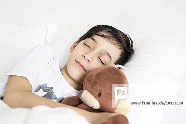 Junge - Person Bett schlafen Teddy Teddybär