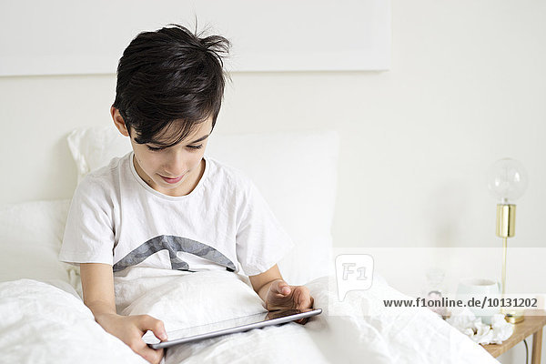 Junge - Person Bett Tablet PC