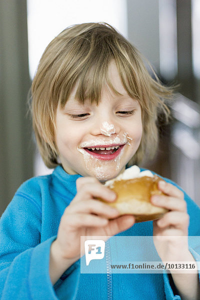 Brötchen lächeln Junge - Person essen essend isst