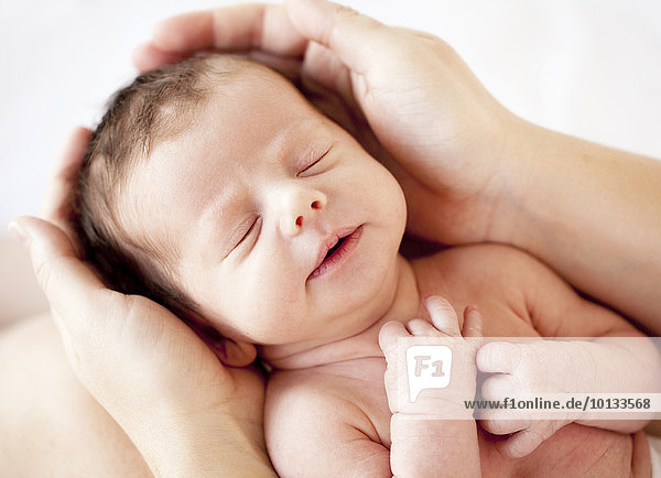 Neugeborenes neugeboren Neugeborene halten Baby