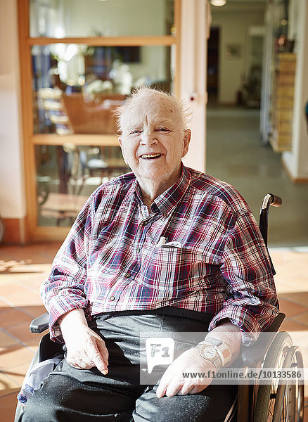 Senior Senioren Mann lächeln Rollstuhl