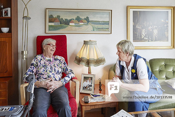 Senior Senioren Frau sprechen Wohnhaus Fürsorglichkeit