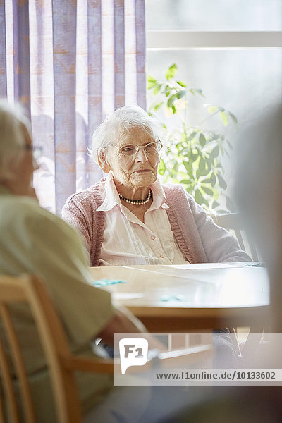 Senior Senioren Mensch Menschen Wohnhaus Fürsorglichkeit
