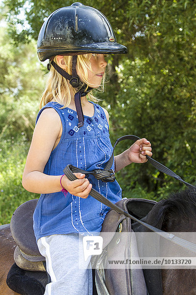 Mädchen reitet auf einem Pferd  Agios Georgios  Korfu  Griechenland  Europa